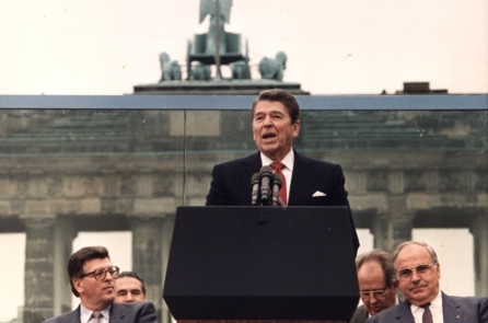 Ngày này 30 năm trước, bài phát biểu lịch sử của Tổng thống Reagan trước bức tường Berlin