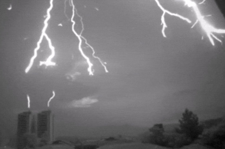 Lần đầu tiên quay chậm được cảnh tia sét đánh xuống một tòa nhà (video)