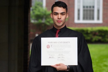 Chàng sinh viên nghèo tốt nghiệp Đại học Harvard truyền cảm hứng cho mọi người