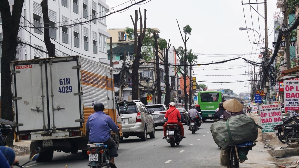 them-mot-hang-cay-o-duong-pham-ngu-lao-phai-di-doi-de-xay-cau-vuot