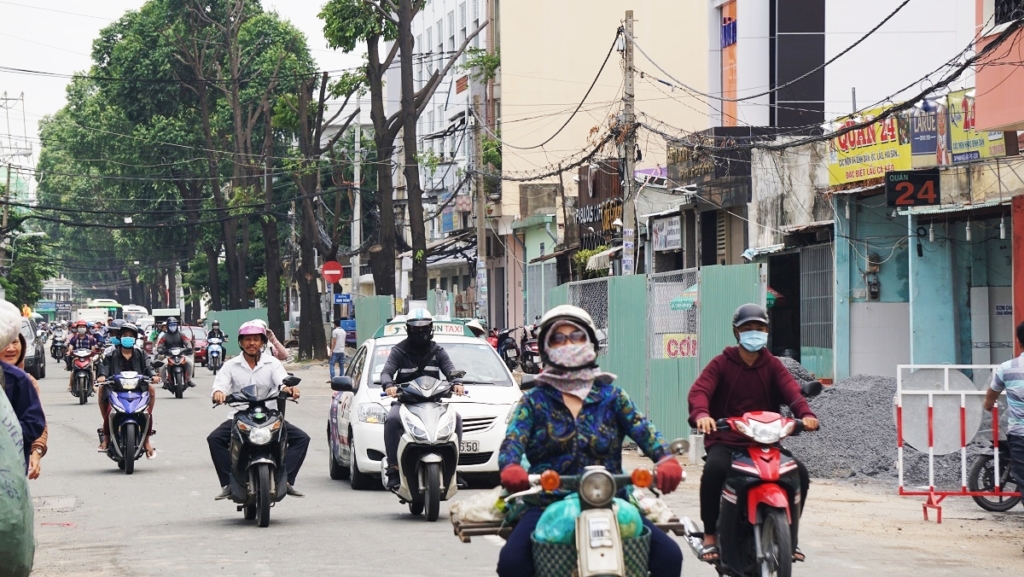 them-mot-hang-cay-o-duong-pham-ngu-lao-phai-di-doi-de-xay-cau-vuot-6