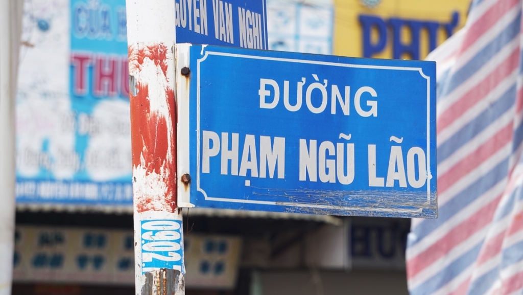 them-mot-hang-cay-o-duong-pham-ngu-lao-phai-di-doi-de-xay-cau-vuot-8