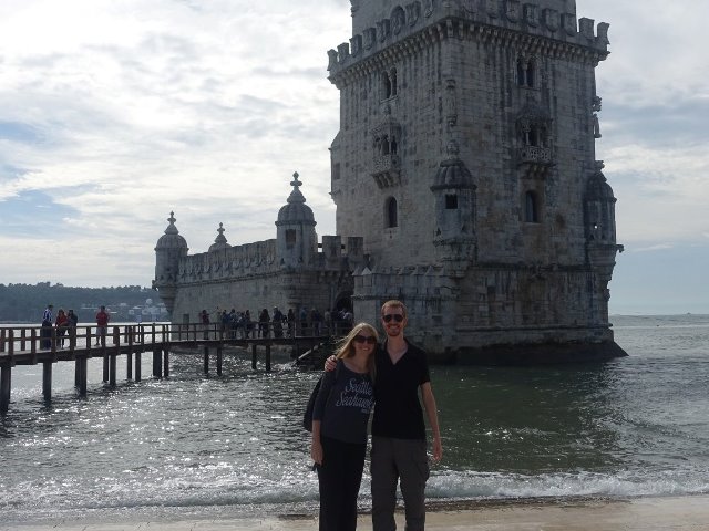 Vợ chồng Olson ở Torre de Belem, Lisbon, Bồ Đào Nha. (Ảnh: Joe và Ali Olson)