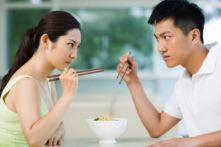 Vì sao nhiều cuộc hôn nhân đều kết thúc trên bàn ăn?