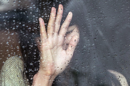 Vì sao nhiều người bị đau đầu khi trời mưa?