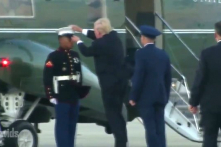 CNN khen ngợi việc ông Trump cúi xuống nhặt mũ cho người lính (Video)