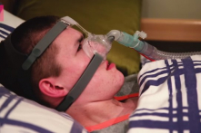 Hễ ngủ là ngừng thở, mỗi ngày cậu bé người Anh đều chiến đấu với tử thần