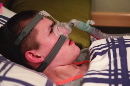 Hễ ngủ là ngừng thở, mỗi ngày cậu bé người Anh đều chiến đấu với tử thần