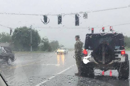 Bức ảnh gây sốt trên mạng: Đại tá Mỹ đứng dưới mưa chào một đám tang xa lạ