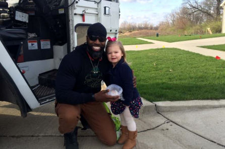 Cô bé 3 tuổi hạnh phúc khi mời người đổ rác ăn bánh sinh nhật