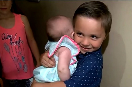 Cậu bé 5 tuổi bế em gái sơ sinh chạy đi cầu cứu hàng xóm khi mẹ bị bất tỉnh