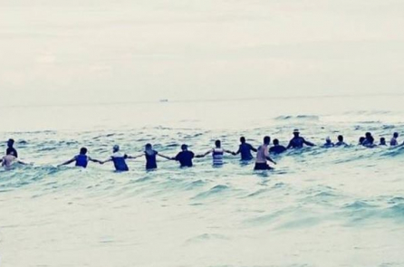 80 người đi biển nắm tay nhau chắn sóng cứu người gặp nạn