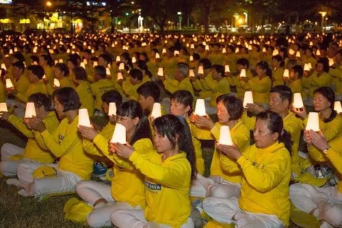 Ánh nến tưởng niệm các nạn nhân thiệt mạng trong cuộc đàn áp Pháp Luân Công thắp sáng toàn thế giới