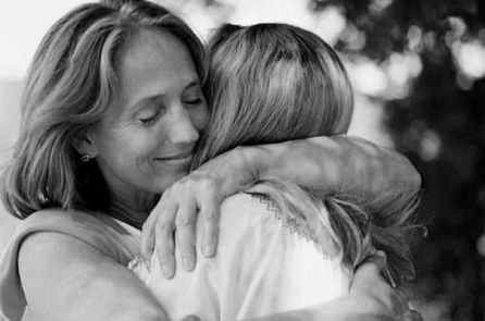 Hành xử cao đẹp của người mẹ khi nghe tin “con gái” ăn trộm sách