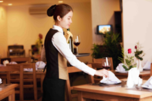 Cô gái hành xử cao thượng khi nhân viên phục vụ làm bẩn chiếc túi hàng hiệu của mẹ