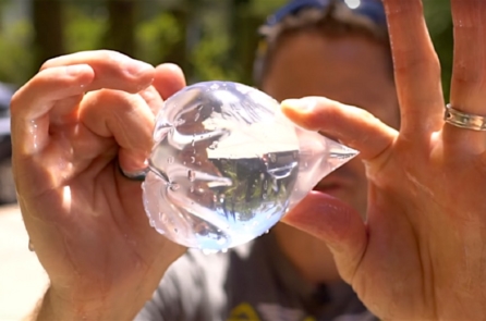 Làm sao để nhóm lửa từ một túi nước? (video)