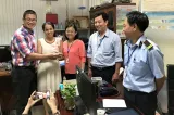 nu nhan vien coopmart tra lai cho khach hang vien kim cuong 150 trieu dong