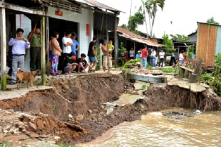 Hậu Giang: Di dời 11 hộ dân khỏi khu vực sạt lở nguy hiểm