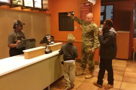 Sĩ quan Mỹ mua bữa tối cho 2 đứa trẻ xa lạ