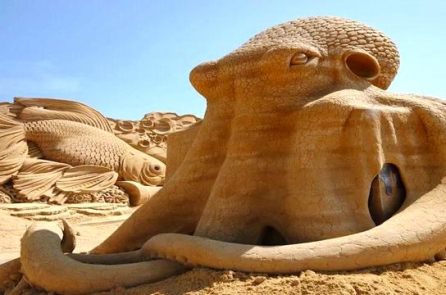 Những tác phẩm điêu khắc cát mang các sinh vật dưới đại dương lên mặt đất