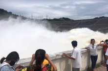 Thủy điện Hòa Bình đóng 1 cửa xả lũ