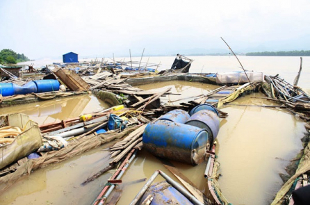 Thủy điện Hòa Bình xả lũ, hàng trăm tấn cá lồng trên sông Đà chết ngạt