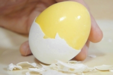 Cách luộc “trứng vàng” độc đáo để tiếp đãi khách quý
