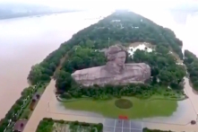 Video thảm họa lũ lụt phía Nam Trung Quốc, tượng Mao bị bao vây giữa nước