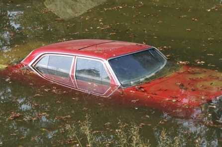 Cách thoát thân hữu hiệu khi xe bị ngập nước