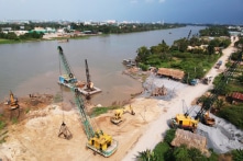 Bờ sông sạt lở, nhấn chìm điểm tập kết cát