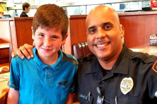 Hành động nhỏ của cậu bé 9 tuổi khiến viên cảnh sát Mỹ xúc động sâu sắc