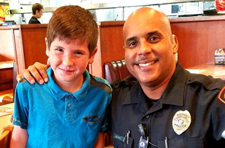 Hành động nhỏ của cậu bé 9 tuổi khiến viên cảnh sát Mỹ xúc động sâu sắc