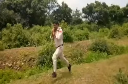 Để cứu 400 em nhỏ, một cảnh sát Ấn Độ ôm quả bom 10 kg “chạy nước đại”