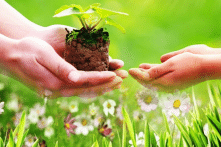 Nghiên cứu: Hào phóng cho đi khiến người ta vui vẻ hơn việc được nhận lại