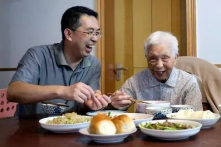 Người con trai hiếu thảo tự nấu cơm cho mẹ mỗi ngày trong hơn 2 năm qua