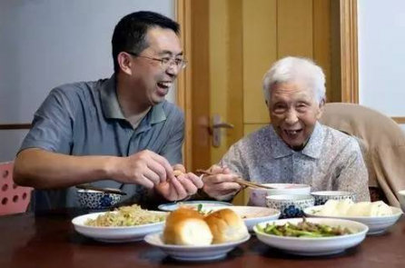 Người con trai hiếu thảo tự nấu cơm cho mẹ mỗi ngày trong hơn 2 năm qua