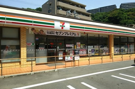 Nguyên nhân ấm lòng của việc một cửa hàng Nhật cố ý đặt hàng rào phía trước