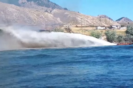 Hy hữu: Một cặp đôi Canada cứu hỏa bằng… thuyền máy (Video)