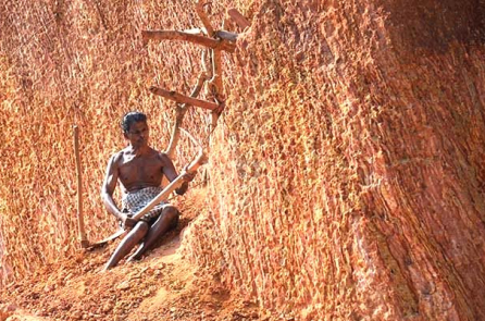 Người đàn ông Ấn Độ liệt nửa người suốt 3 năm đào núi mở đường