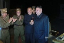 Triều Tiên trưng bày ICBM tại lễ duyệt binh, thề tăng cường kho vũ khí hạt nhân