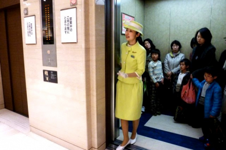 Người Trung Quốc “bị sốc nặng” khi đi thang máy ở Nhật