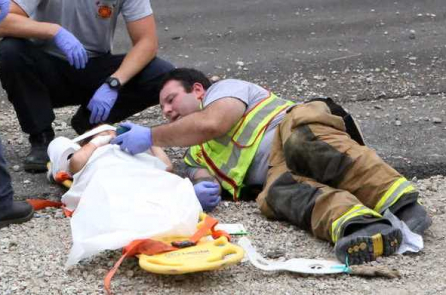 Hành động ấm lòng của nhân viên cứu hộ Canada trong vụ tai nạn nghiêm trọng