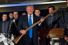 Ông Trump khôi phục lệnh cấm người chuyển giới phục vụ quân đội