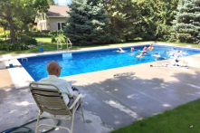 Hoa Kỳ: Cụ ông 94 tuổi góa vợ xây bể bơi cho trẻ em để khỏa lấp nỗi cô đơn