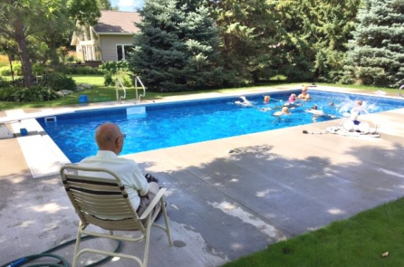 Hoa Kỳ: Cụ ông 94 tuổi góa vợ xây bể bơi cho trẻ em để khỏa lấp nỗi cô đơn