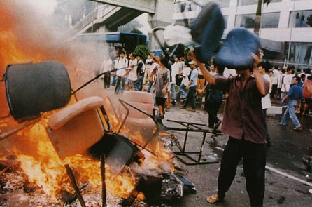 Trung Quốc trước làn sóng bạo lực tháng 5/1998 tại Indonesia: “Vì lợi quên nghĩa”