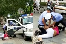 Video: Cảnh sát Thượng Hải quật ngã người phụ nữ đang bế con khiến người dân phẫn nộ