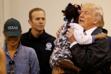 Tổng thống Trump tới gặp nạn nhân bão Harvey ở Texas