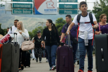 Venezuela: Dân đói chạy sang Colombia, Maduro hô hào kháng chiến chống Mỹ