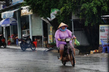 Áp thấp nhiệt đới gần bờ